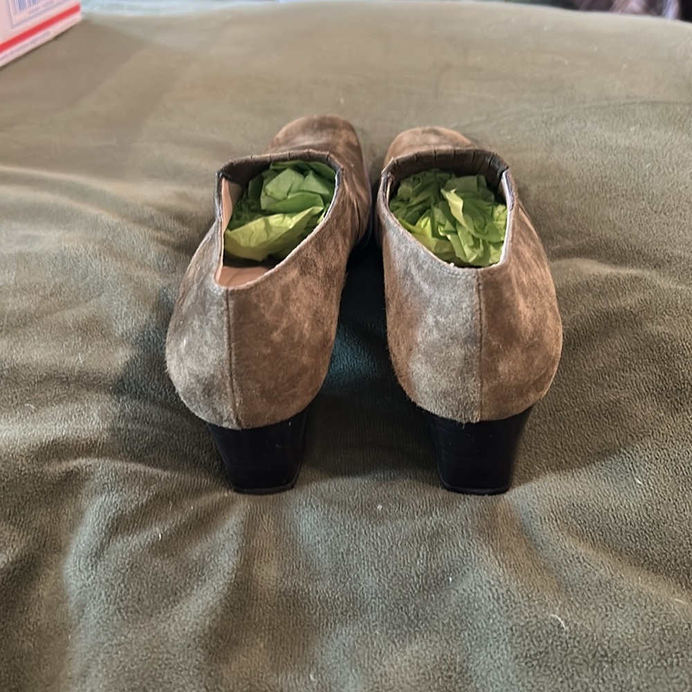 Salvatore Ferragamo Olive ๐ซ Green Suede Pumps size 8.5 narrow EUC๐๐ - Picture 3 of 8
